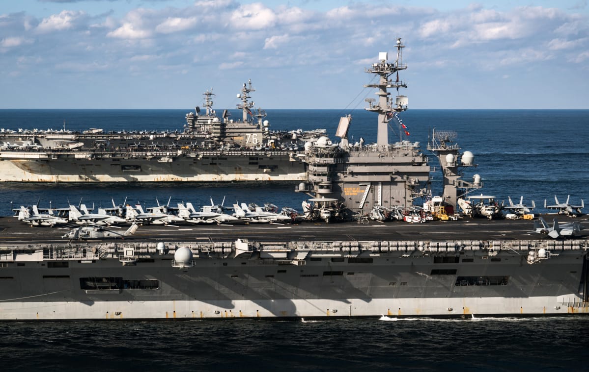 Etualalla Yhdysvaltain laivaston lentotukialus USS Theodore Roosevelt, keskellä USS Ronald Reagan ja taustalla USS Nimitz.