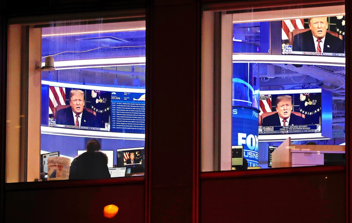 Presidentti Donald Tump Televisioruuduilla Fox Newsin toimituksessa New Yorkissa.
