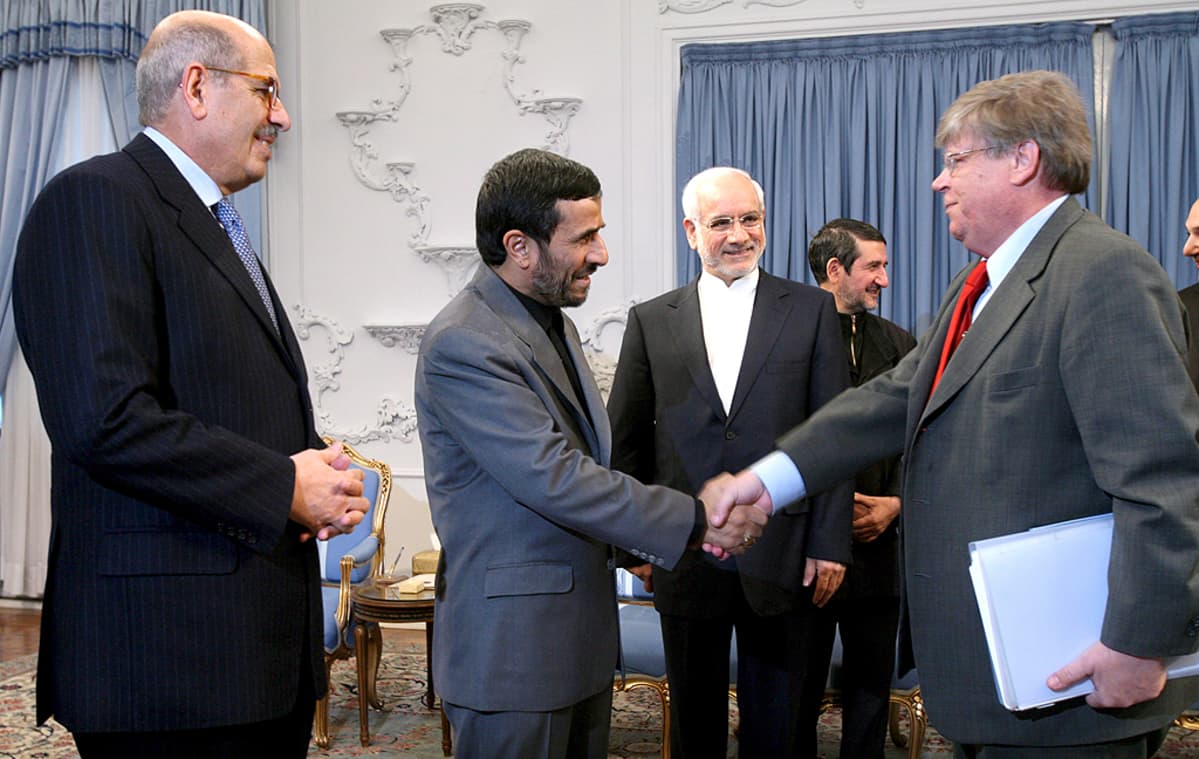 IAEA:n johtaja Mohammed ElBaradei, Iranin presidentti Mahmud Ahmadinejad, Iranin ydinenergiaviraston johtaja Gholam-Reza Aqazadeh ja IAEA:n apulaispääjohtaja Olli Heinonen tapaavat.