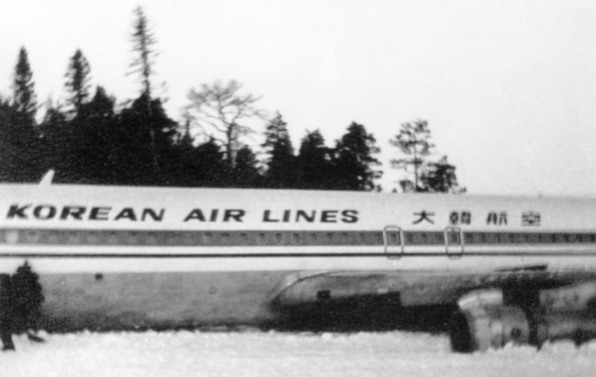Korean Airlinesin Boeing 707 -lentokone järven jäällä.