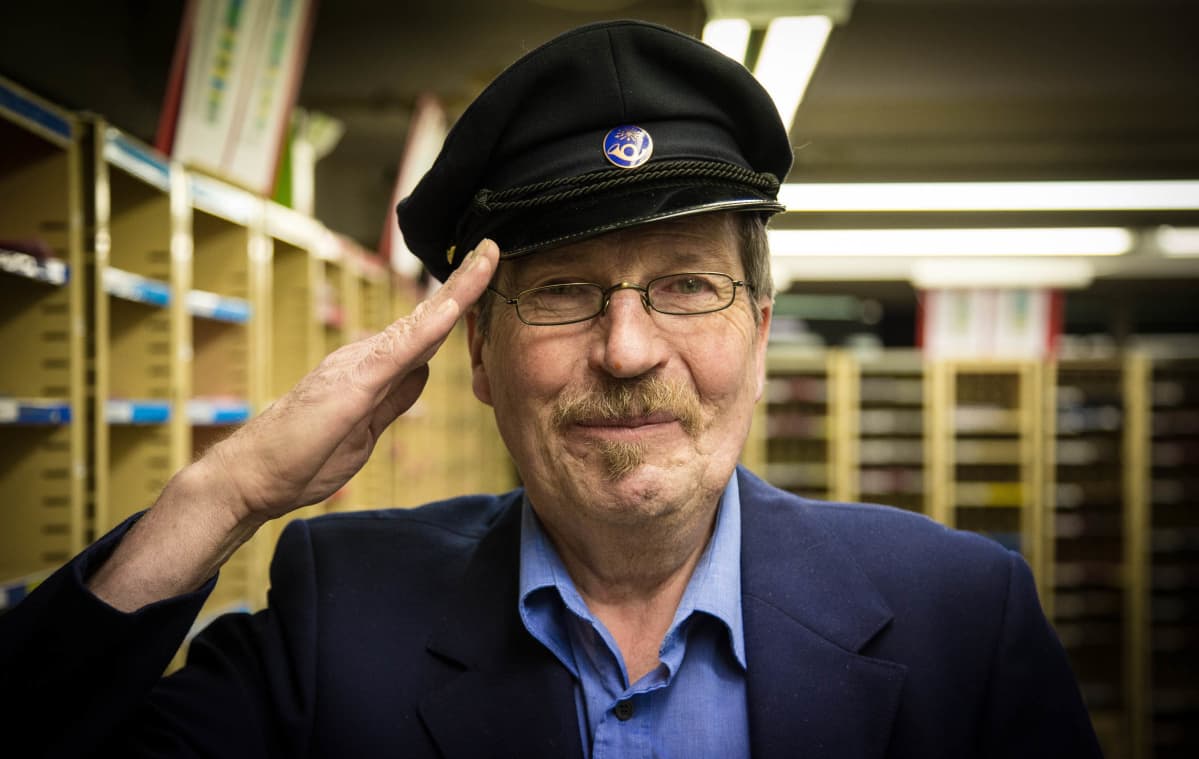 Postinjakaja Hannu Sjömän tervehtii 70-luvun virkapuvussa.
