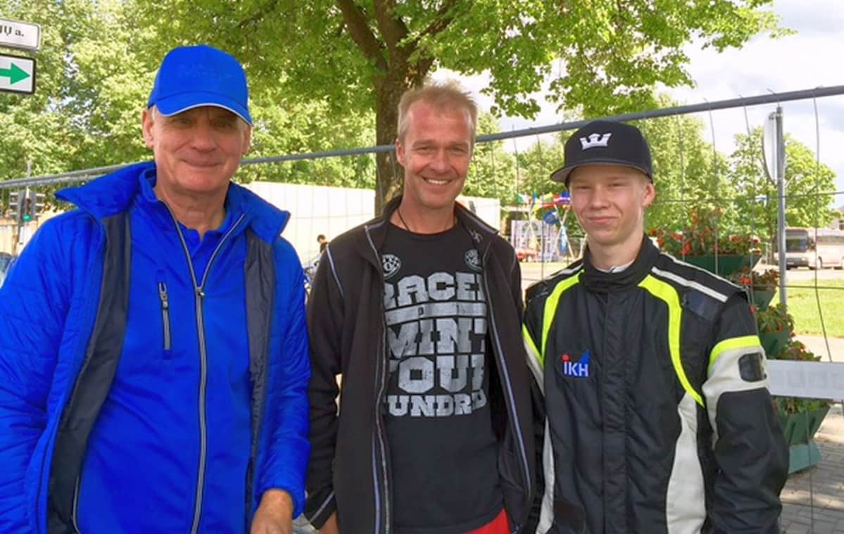 Timo Jouhkin kaksi suojattia: isä Harri ja poika (Kalle) Rovanperä (oik.) Latviassa, jossa Kalle on kisannut viime vuosina.