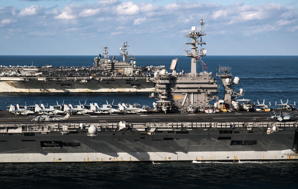 Etualalla Yhdysvaltain laivaston lentotukialus USS Theodore Roosevelt, keskellä USS Ronald Reagan ja taustalla USS Nimitz.