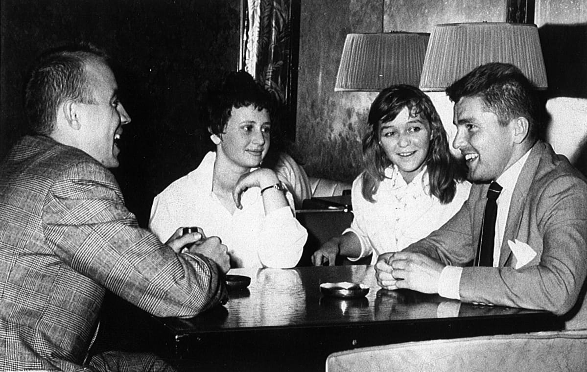 Eeva Karikoski (Lennon) ja Elina Salo miesseurassa Kämpissä opiskelijoina.