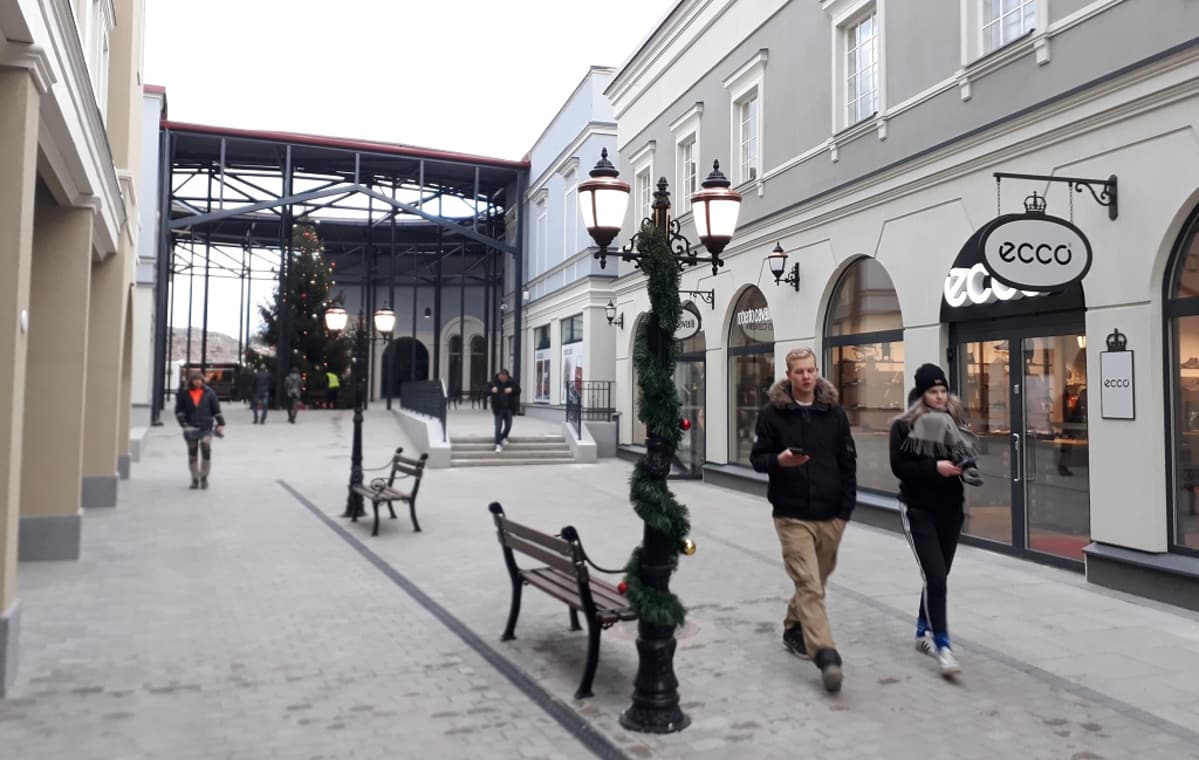 Ostoskylän kadulla ensimmäisiä asiakkaita.