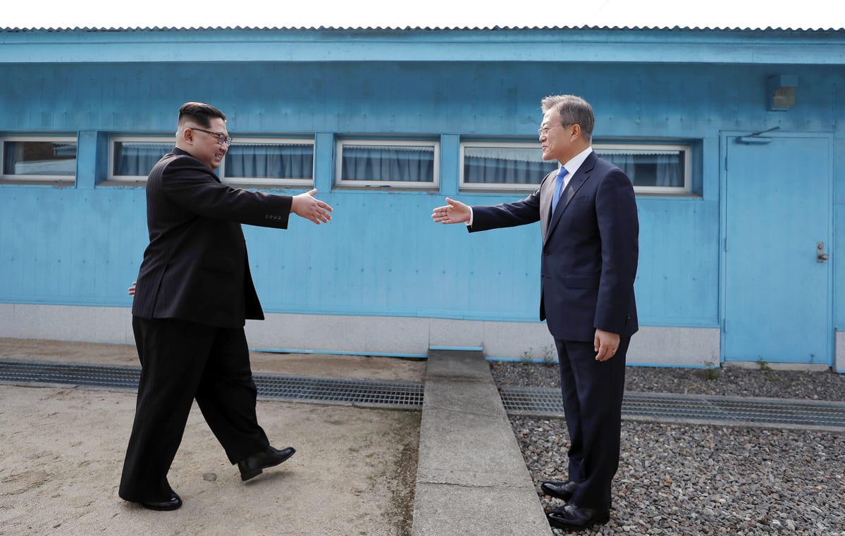 Kim Jong-un ja Moon Jae-in kättelevät Koreoiden rajalla.