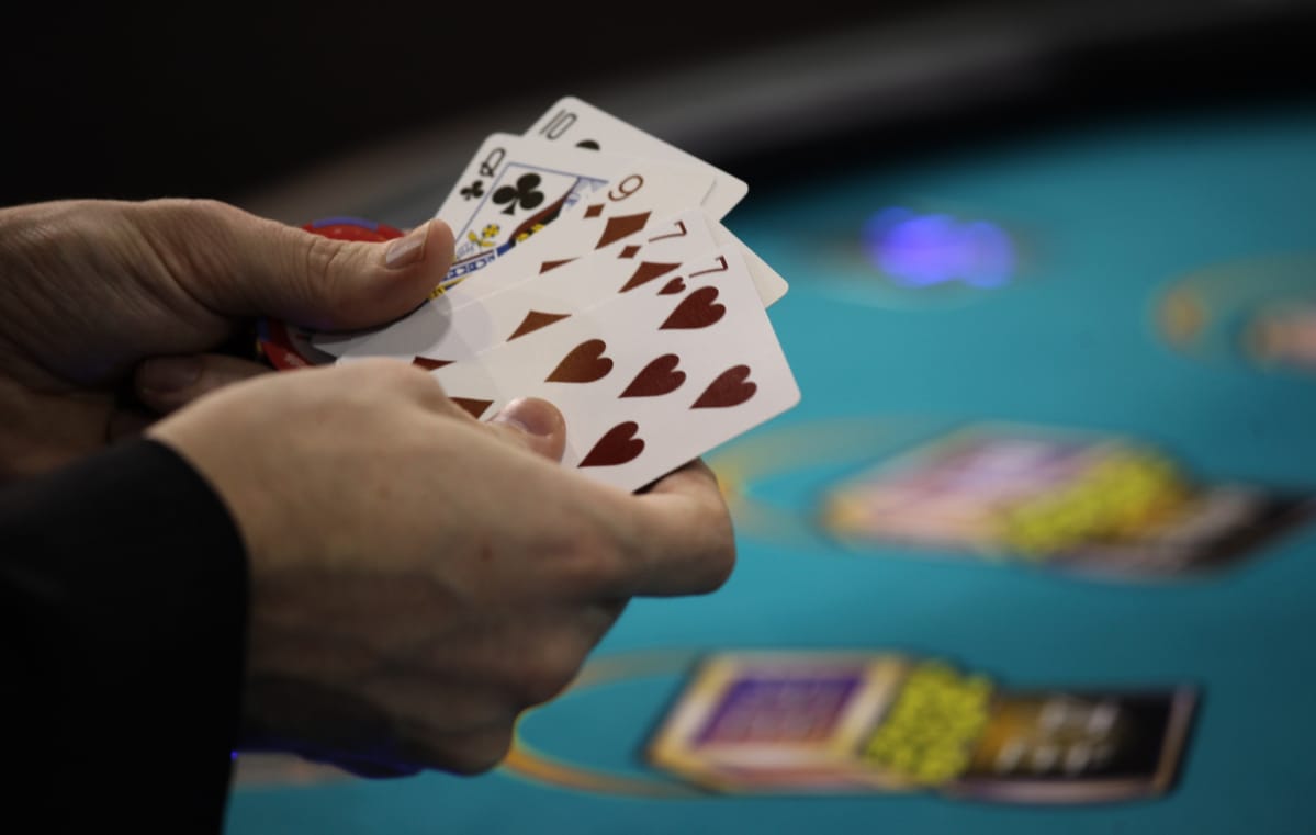 Pokerin pelaamista.