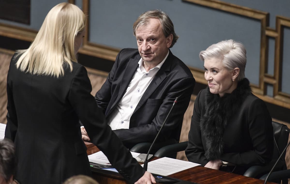 Elina Lepomäki, Harry Harkimo ja Susanna Koski eduskunnan täysistunnossa
