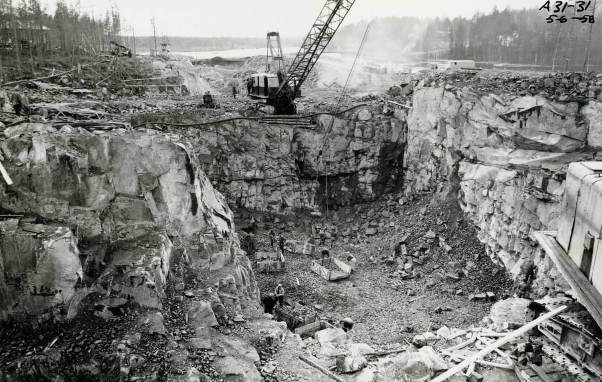 Työkoneita ja työmiehiä voimalaitostyömaan kaivannossa, kuvattu 5.6.1958.