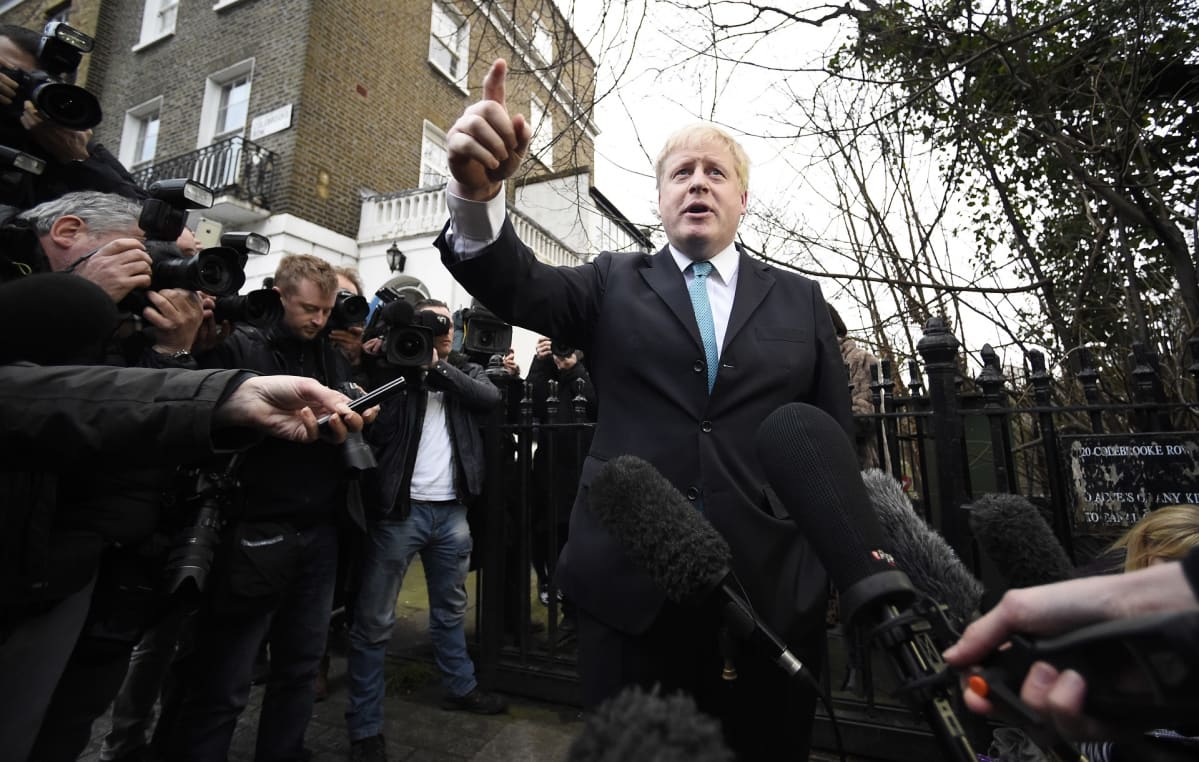 Boris Johnson toimittajien keskellä