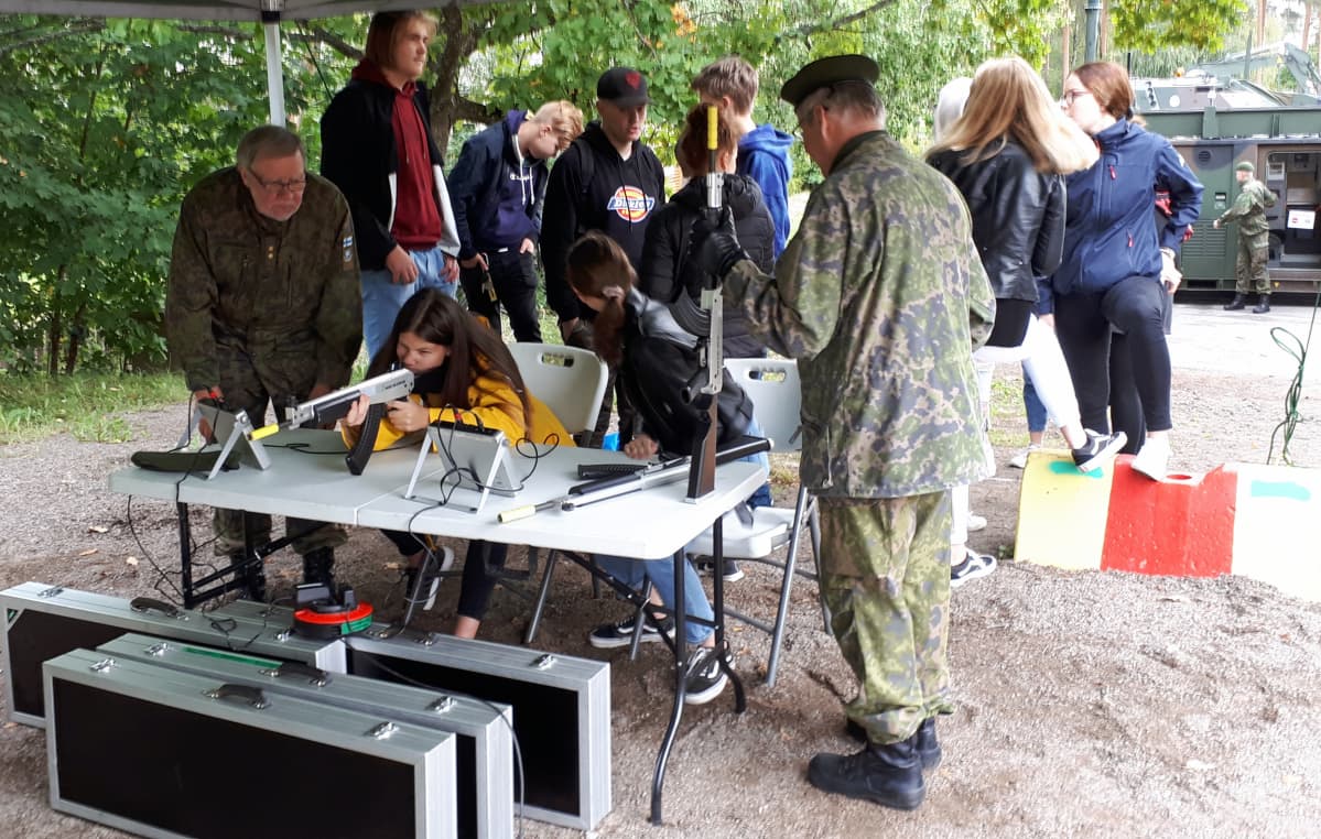 Julia opettelee ampumaan laserpyssyllä