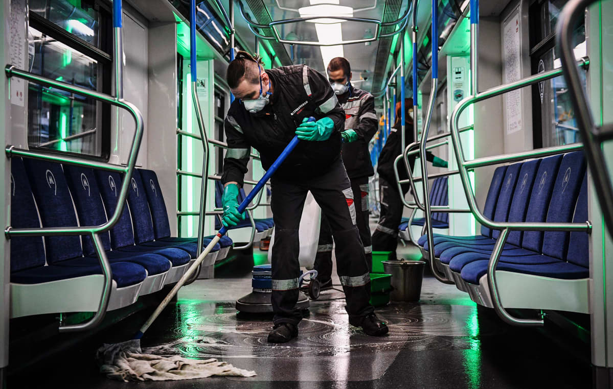 Kuvassa desinfioidaan metroa Moskovassa maanantaina.