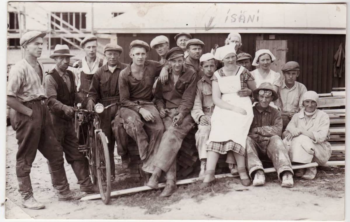 Leppävaaran kivikoulun rakentajia vuonna 1937.
