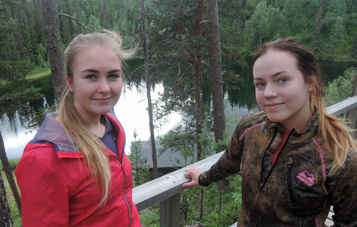 Meri-Helmi Saaristo (vas.) ja Emma Arola Sallassa, Värriön tutkimusasemalla.