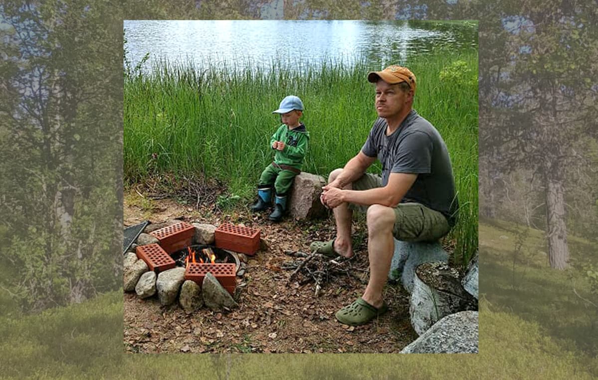 Markku ja Roope Oinonen istuvat nuotion ääressä, takana järvi.