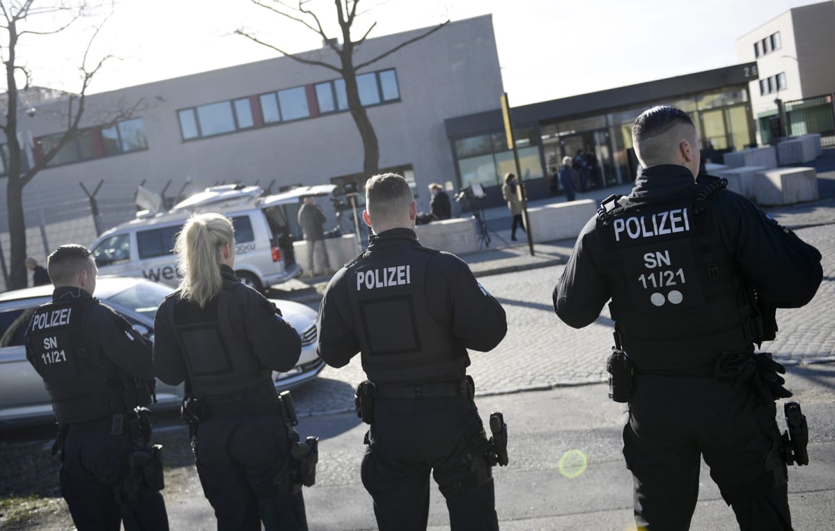 Poliiseja Dresdenissä.