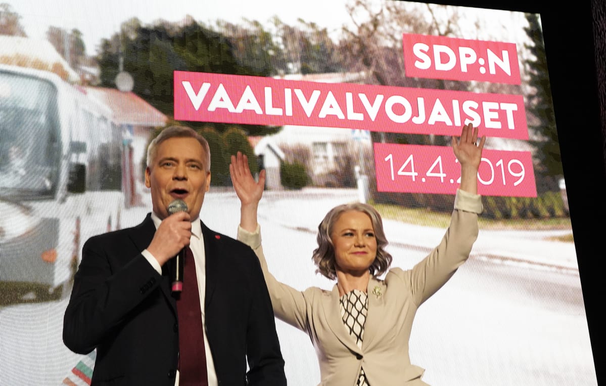 Antti Rinne nostattaa tunnelmaa SDP:n vaalivalvojaisissa.