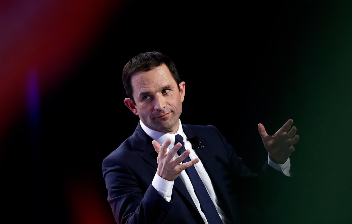 Sosialistipuolueen ehdokas Benoît Hamon puhuu kannattajilleen.