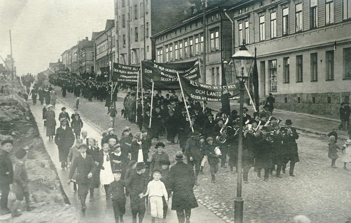 Mielenosoituskulkue vuoden 1917 vaalien johdosta Helsingissä Toisella linjalla 14.7.1917.