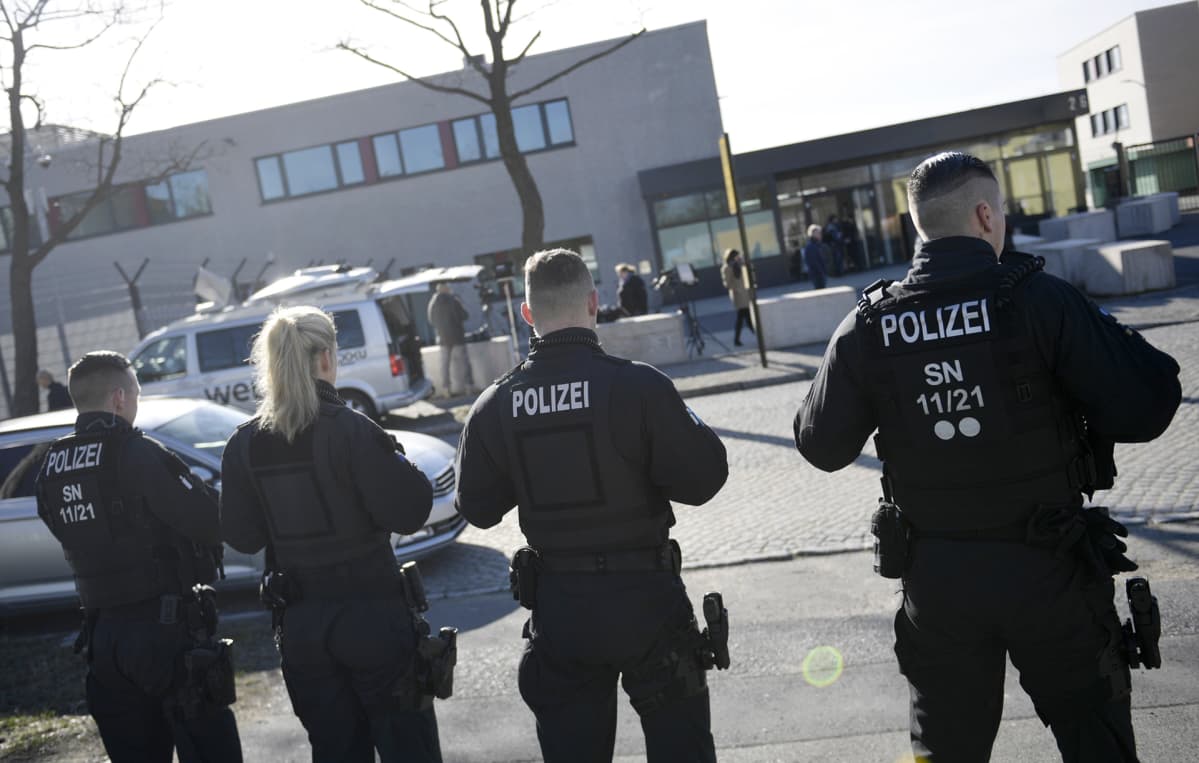 Poliiseja Dresdenissä.