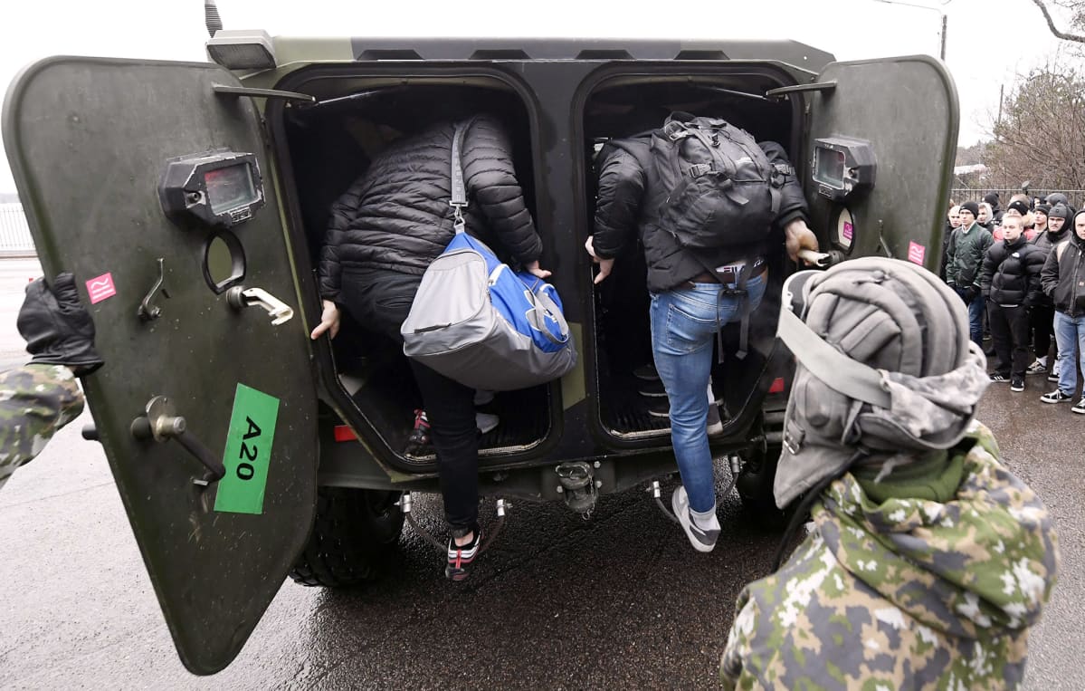 Uudet alokkaat lastataan varuskunnan portilla kuljetusajoneuvoihin Santahaminassa.