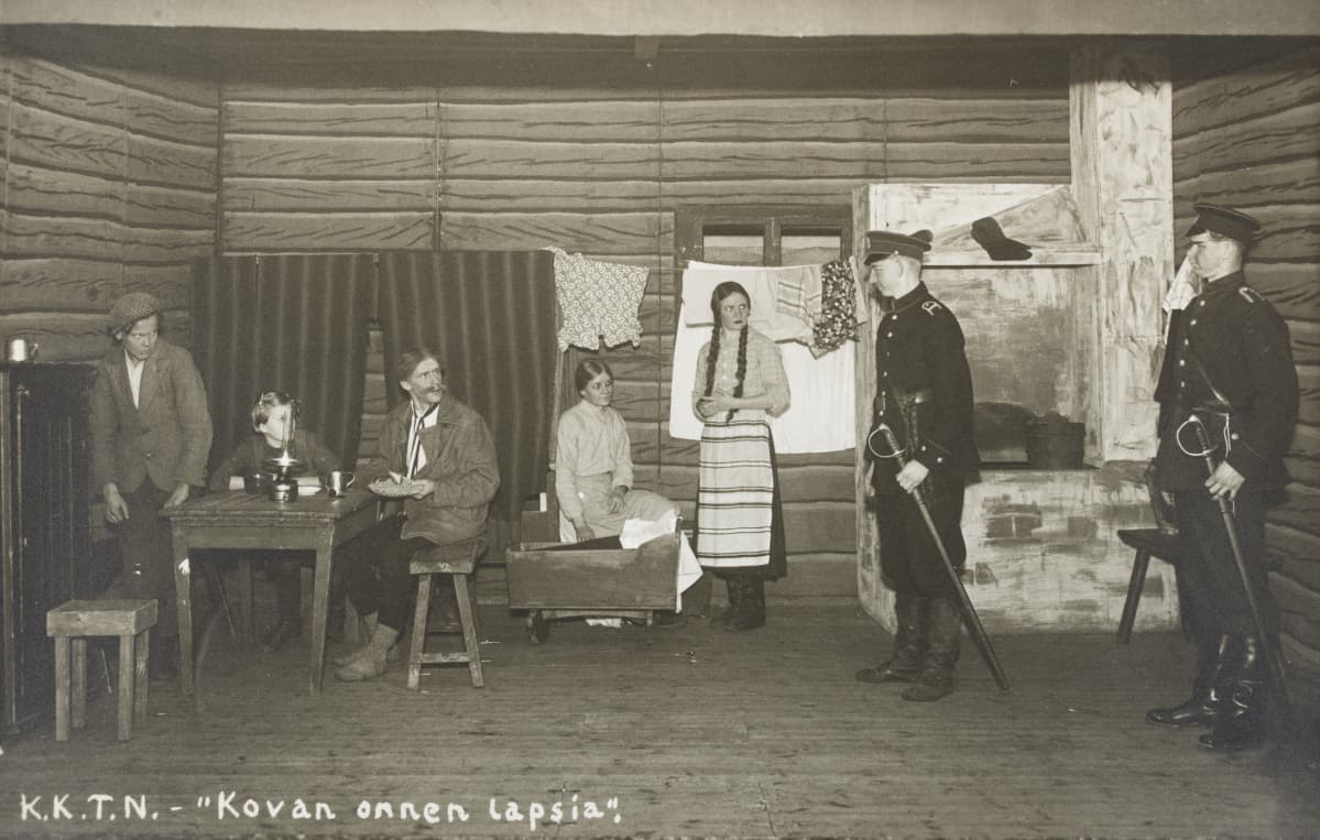 Kovan onnen lapsia oli työväenteattereiden ensimmäinen tunnusnäytelmä 1890-luvulla.