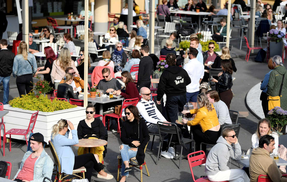 Ihmisiä Lasipalatsin Laiturin terassilla Helsingissä 1. kesäkuuta