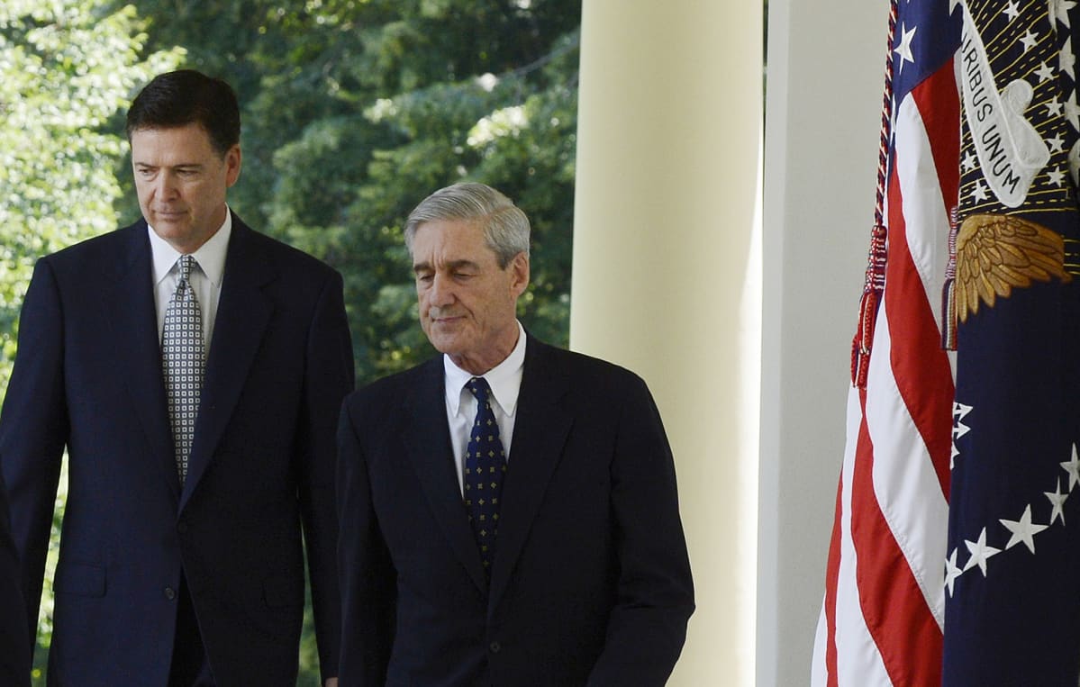 James Comey (vas.) ja Robert Mueller kävelevät Valkoisen talon pihalla.