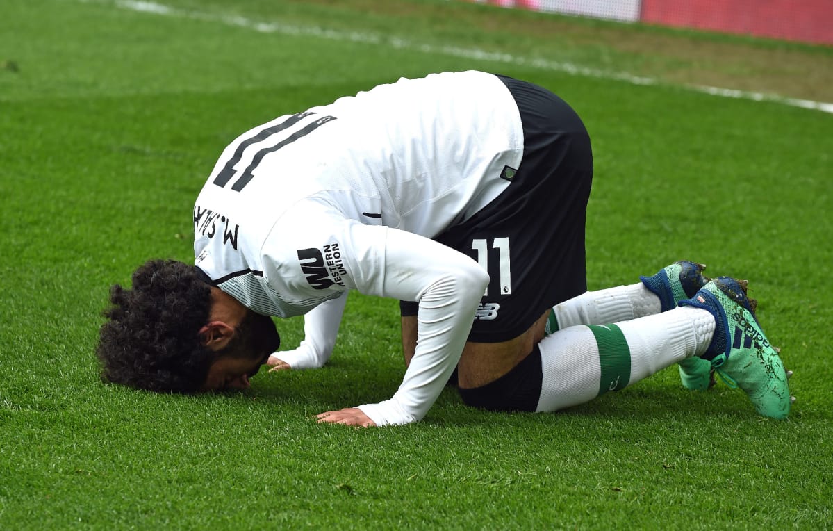 Mohamed SAlah juhlistaa maalin rukousasennossa.
