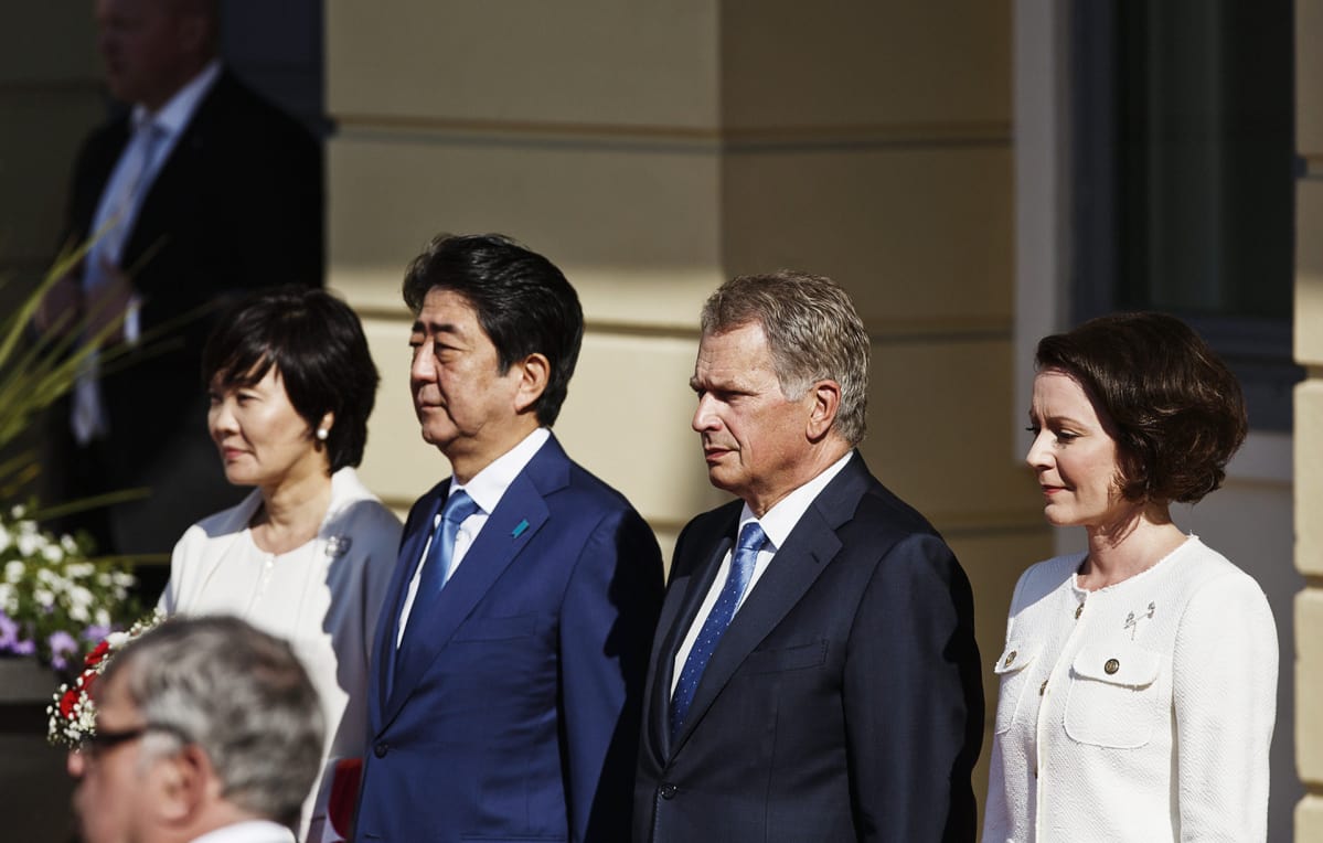 Japanin pääministeri Shinzo Abe ja hänen vamonsa Akie Abe tervetuliaistilaisuudessa Helsingissä maanantaina.