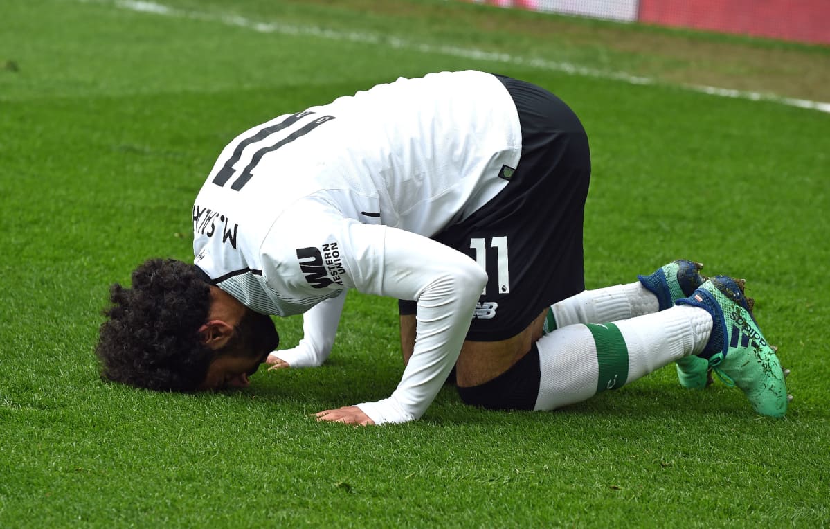 Mohamed SAlah juhlistaa maalin rukousasennossa.