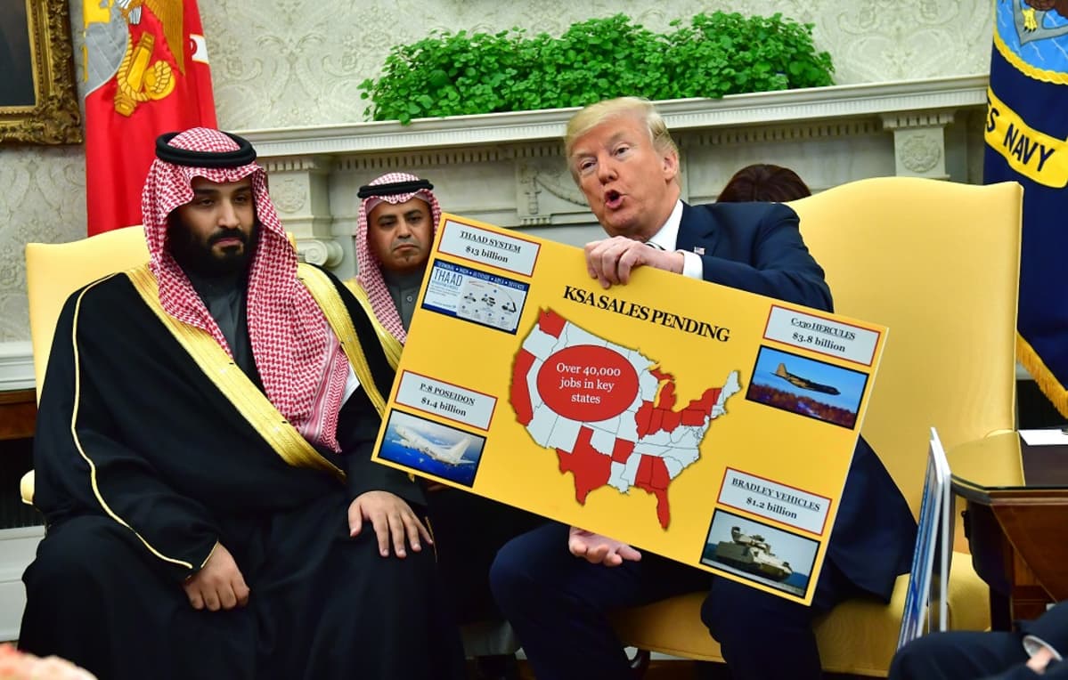 Trump puhuu pitäen kädessään isoa kaaviokuvaa. Saudiprinssi Mohammed bin Salman kuuntelee vakavana.
