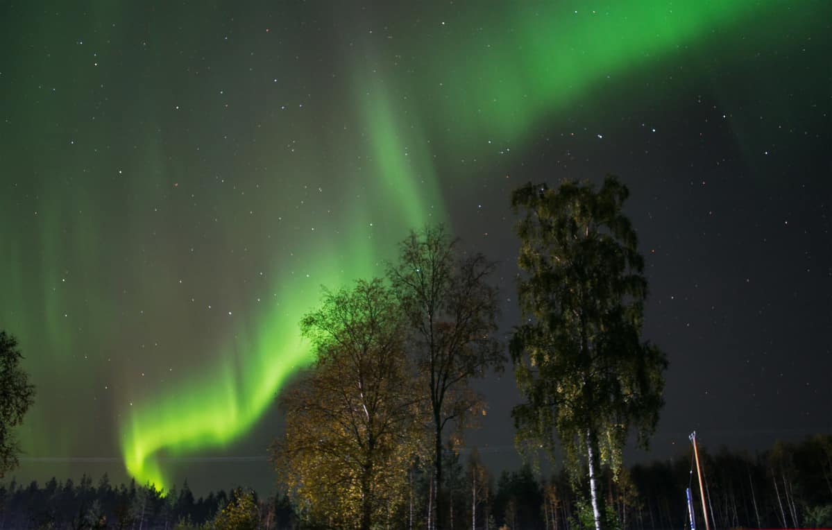 Revontulia Olkkajärvellä syyskuussa 2015