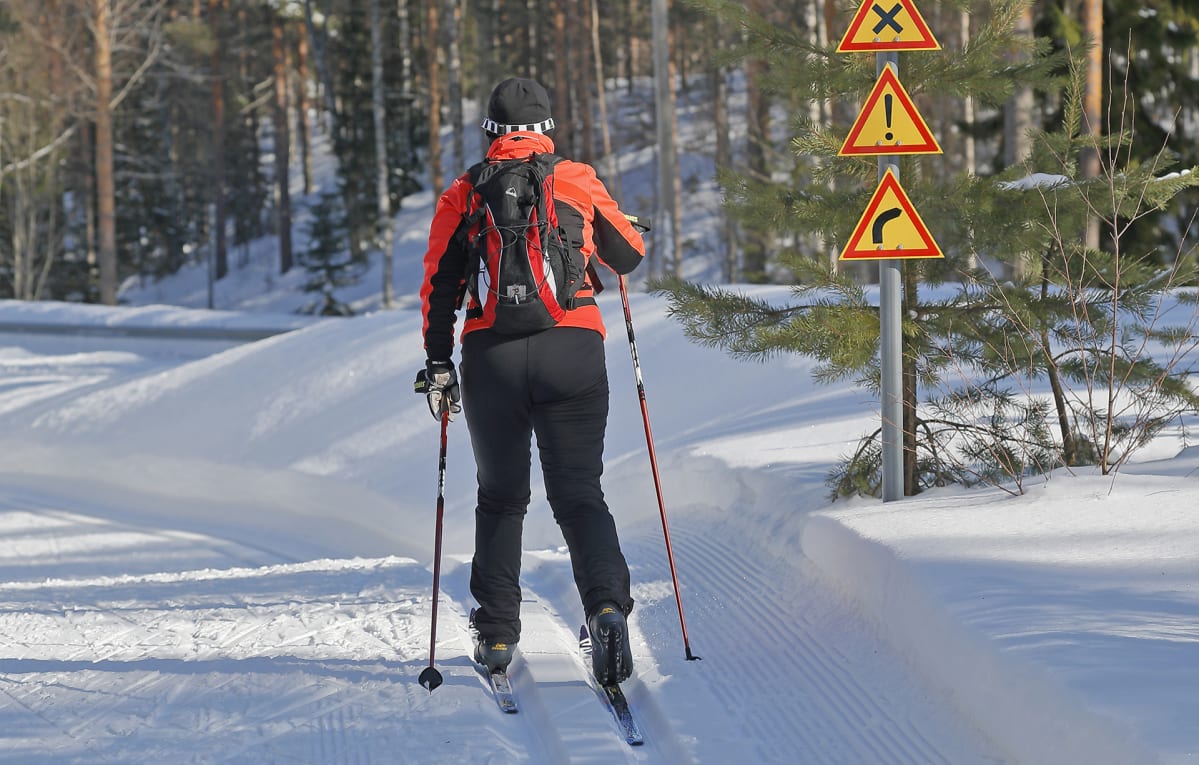 Nainen hiihtämässä.