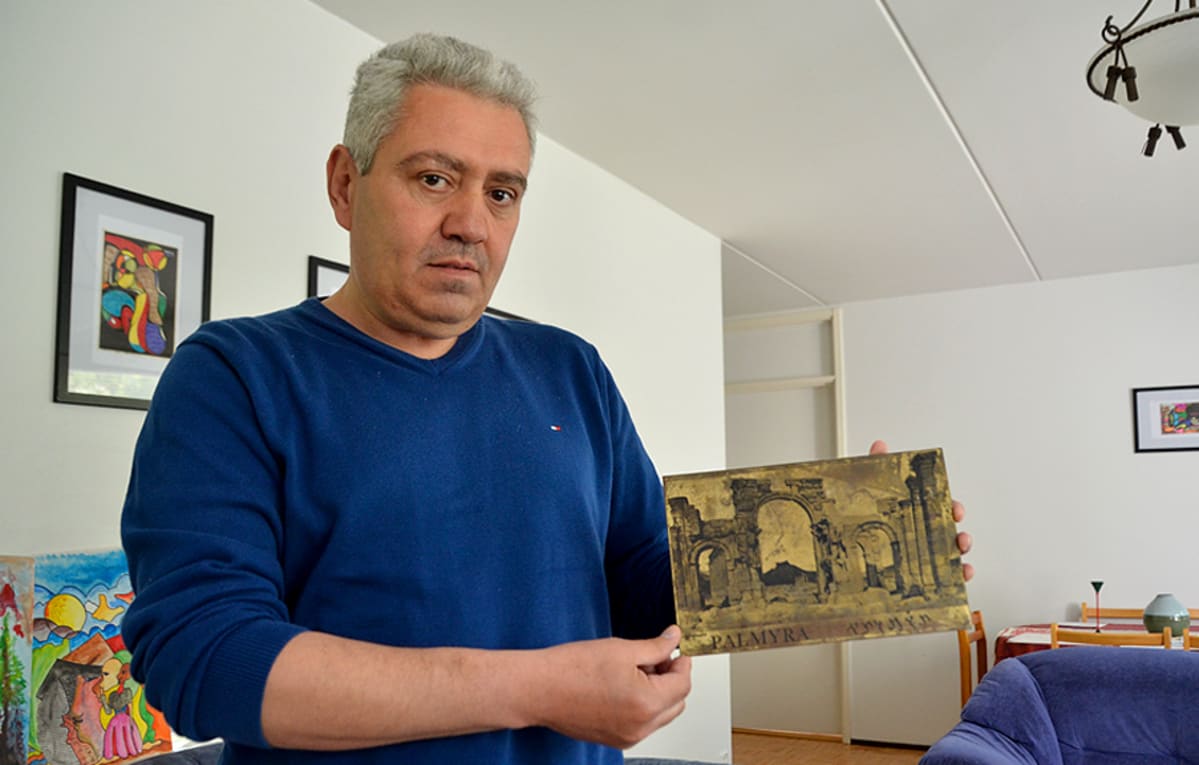 Asad Alkhateb Hassan esittelee
Syyriassa tekemäänsä taulua.