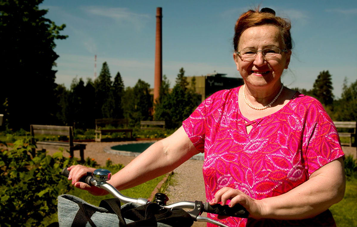 Vuokko Karjalainen Simpeleen Tehtaanpuistossa.