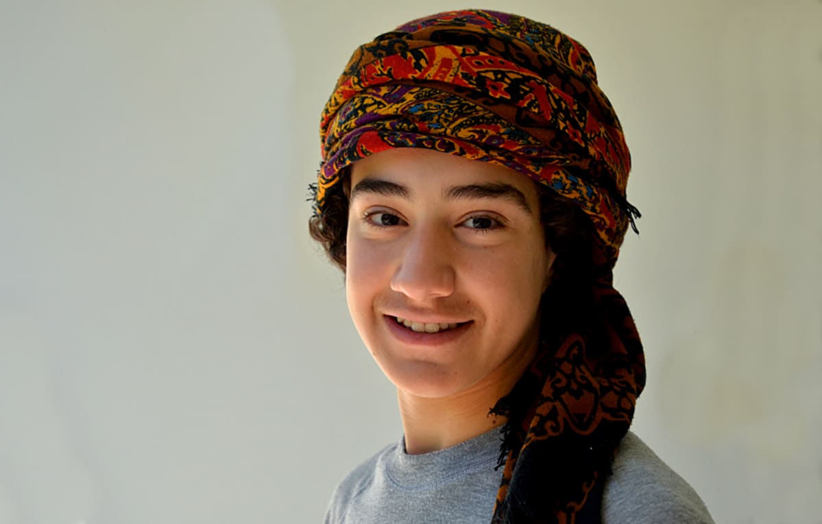 Mohamadilla päässään perinteinen päähine.