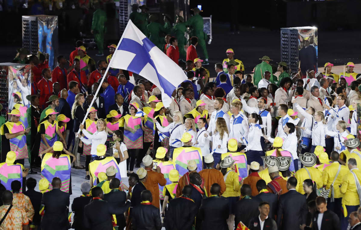 Suomen urheilijat marssivat avajaisissa.