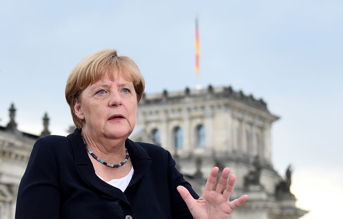Liittokansleri Angela Merkel. Takana valtiopäivätalo.