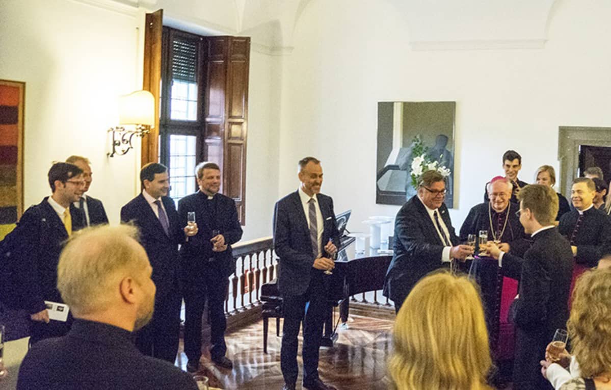 Suomen Rooman-suurlähettiläs Janne Taalas isännöi vastaanottoa Juurikkalan pappisvihkimyksen kunniaksi sunnuntaina 24. huhtikuuta