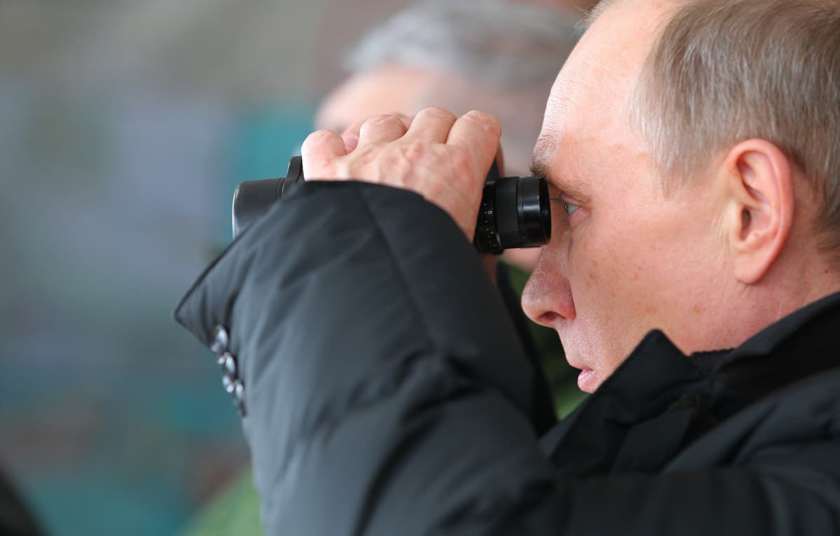 Putin katsoo kiikarilla