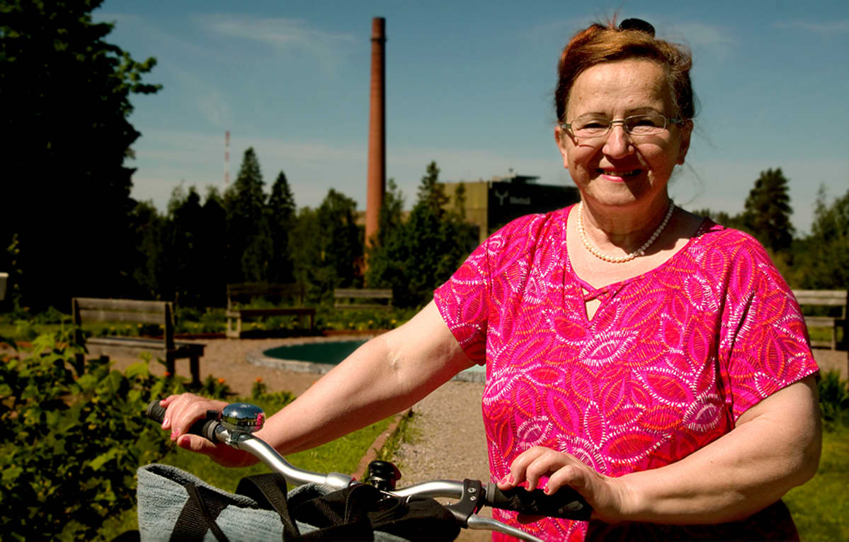 Vuokko Karjalainen Simpeleen Tehtaanpuistossa.