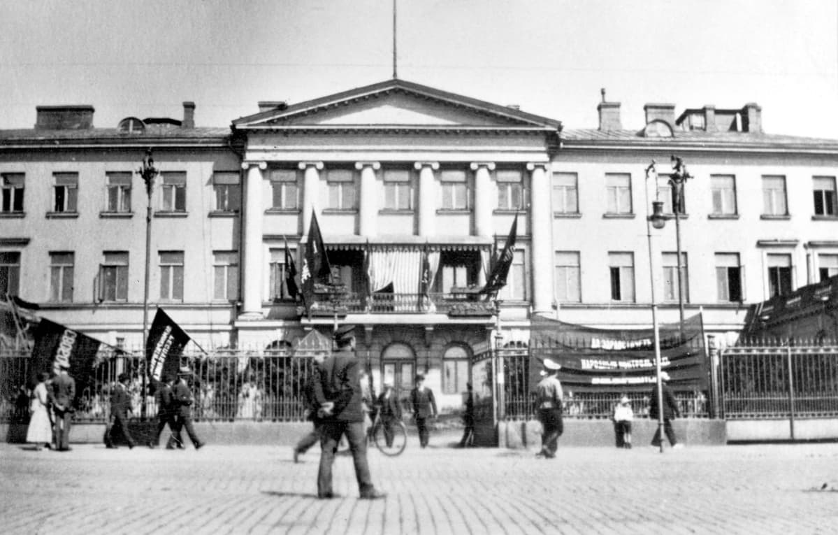 Presidentinlinnan edusta lokakuun vallankumouksen aikoihin.