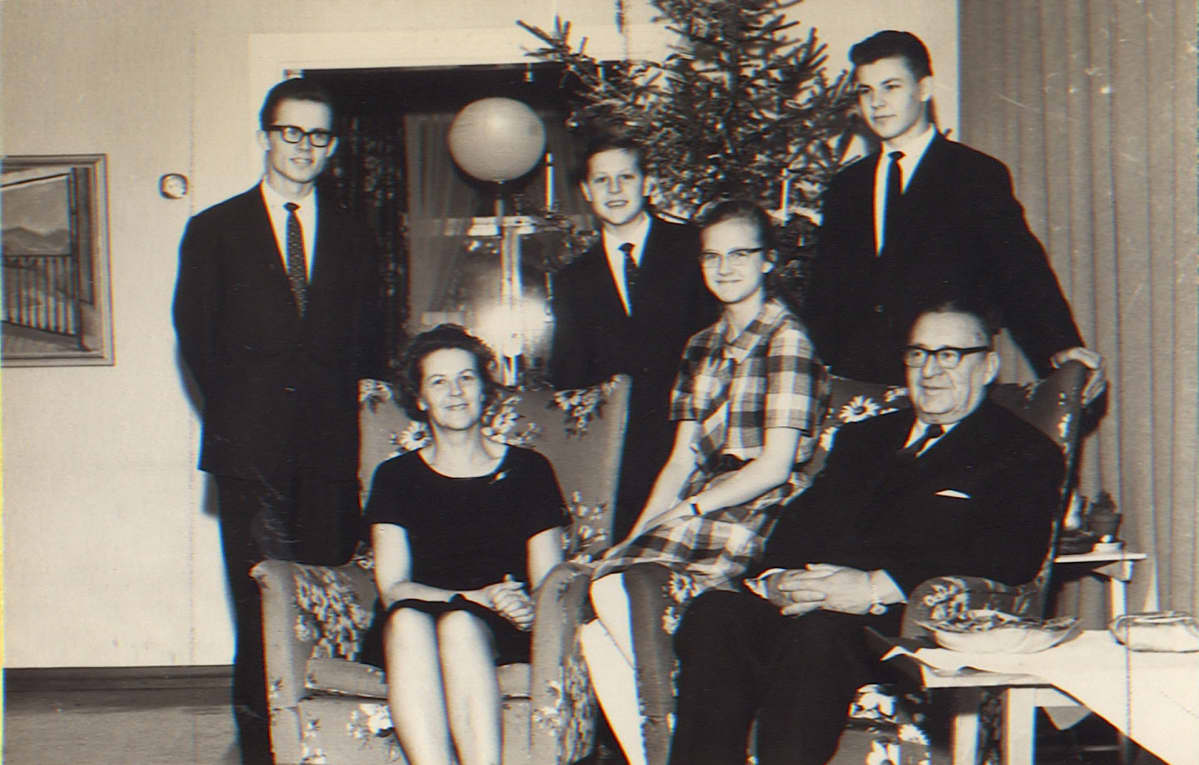 Hallamaiden perhe viettämässä joulua Sysmässä vuonna 1963