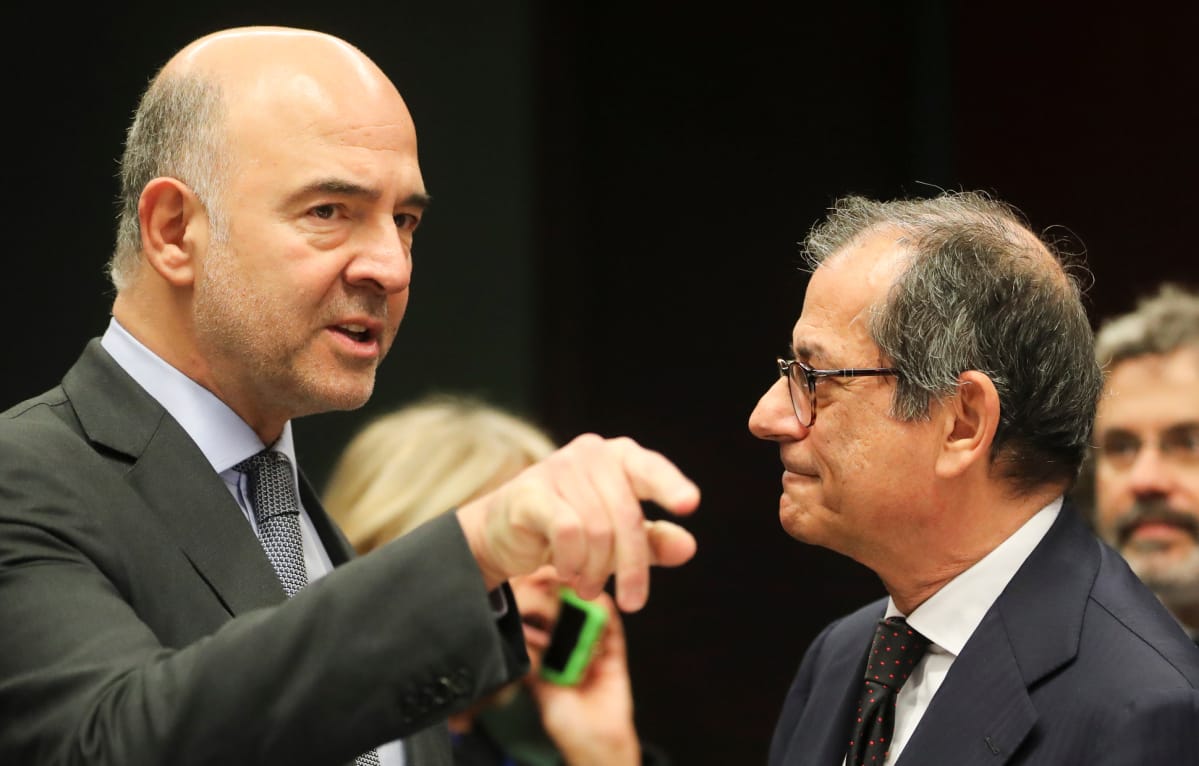 EU:n talouskomissaari Pierre Moscovici ja Italian valtiovarainministeri Giovanni Tria euroryhmän kokouksessa maanantaina.