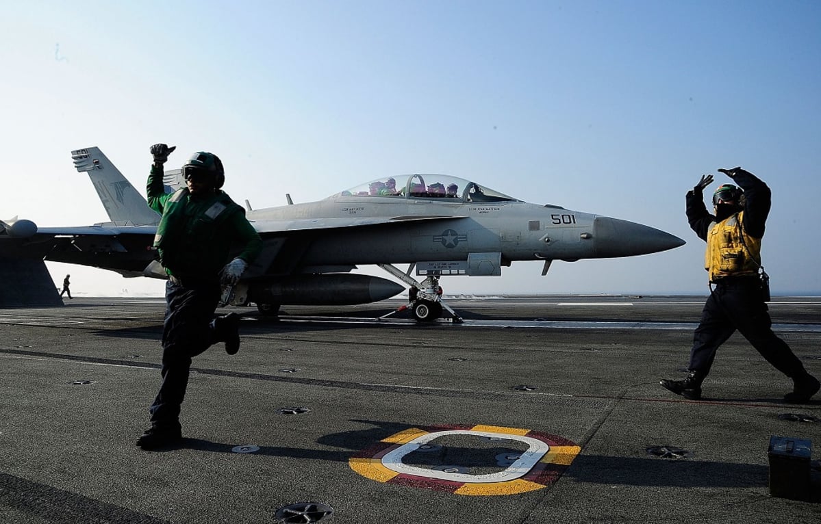 Super hornet tukialuksen kannella.