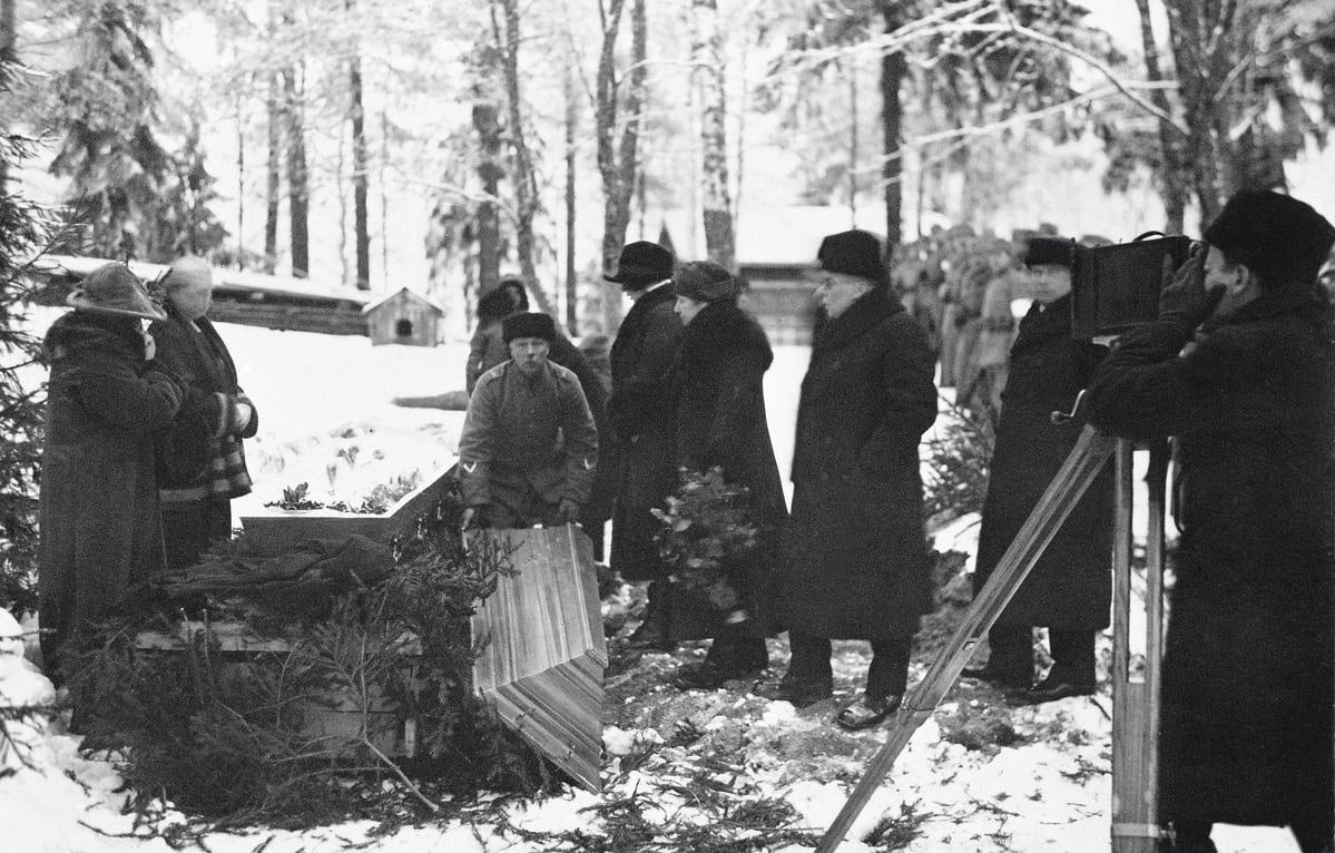 Eino Leino asui viimeiset aikansa tuttaviensa luona Riitahuhdan talossa. Runoilijan arkku suljettiin talon pihassa 12.1.1926.