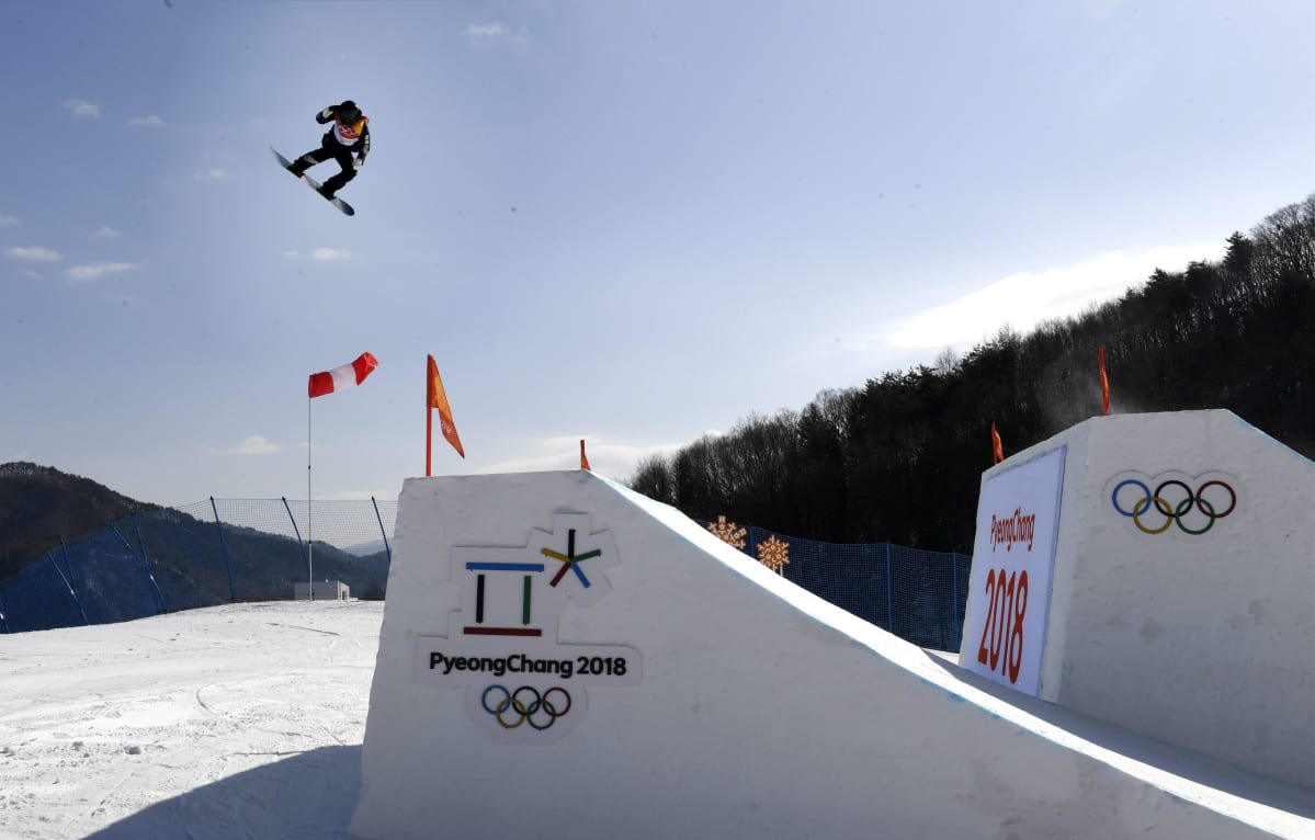 Enni Rukajärvi hyppyrissä slopestylen olympiafinaalissa Koreassa.