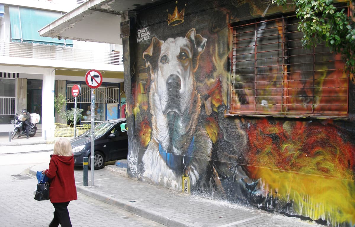 Kreikan kuuluisinta mielenosoituksiin osallistunutta koiraa kuvaava graffiti on Psirrin kaupunginosassa.
