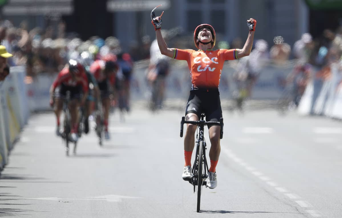 Marianne Vos juhlii voittoaan La Coursessa 2019.